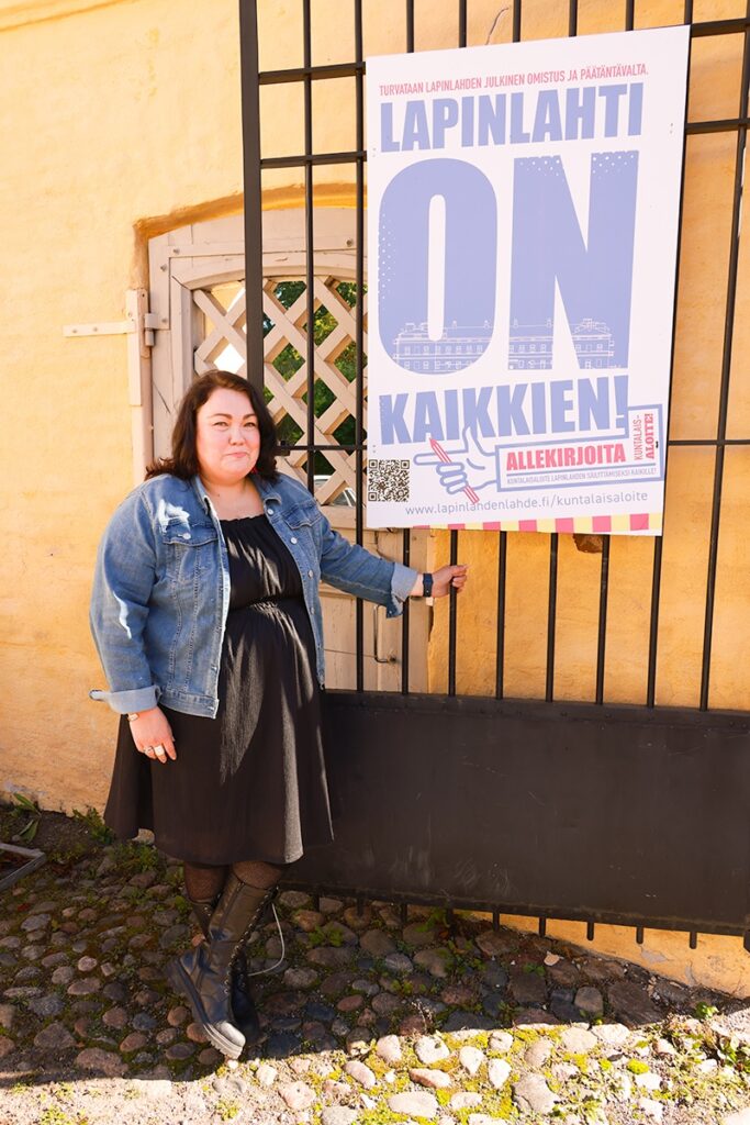 Kuvassa nainen Lapinlahden portin kupeessa.