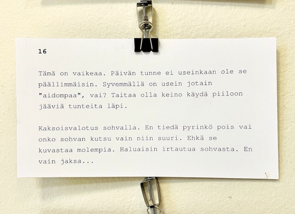 Kuvassa valokuvaaja Jakub Berkowitsin ote päiväkirjasta, teksti alkaa "Tämä on vaikeaa..."