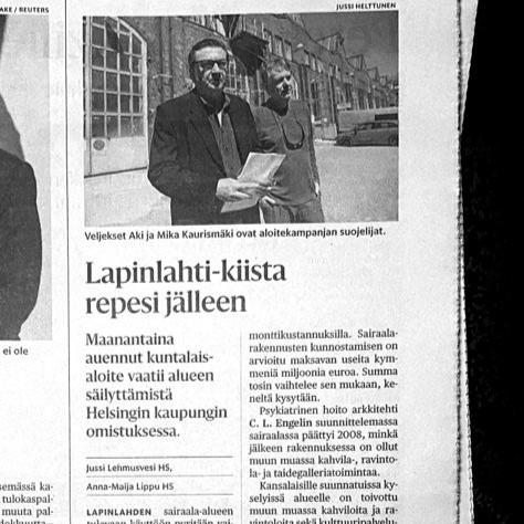 Mustavalkoinen kuva sanomalehdestä