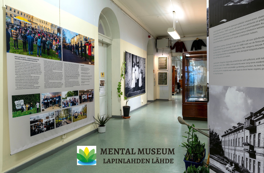 Kuvassa Mental Museum Lapinlahden Lähteen käytävä, infotauluja, kuvia museon historiasta.