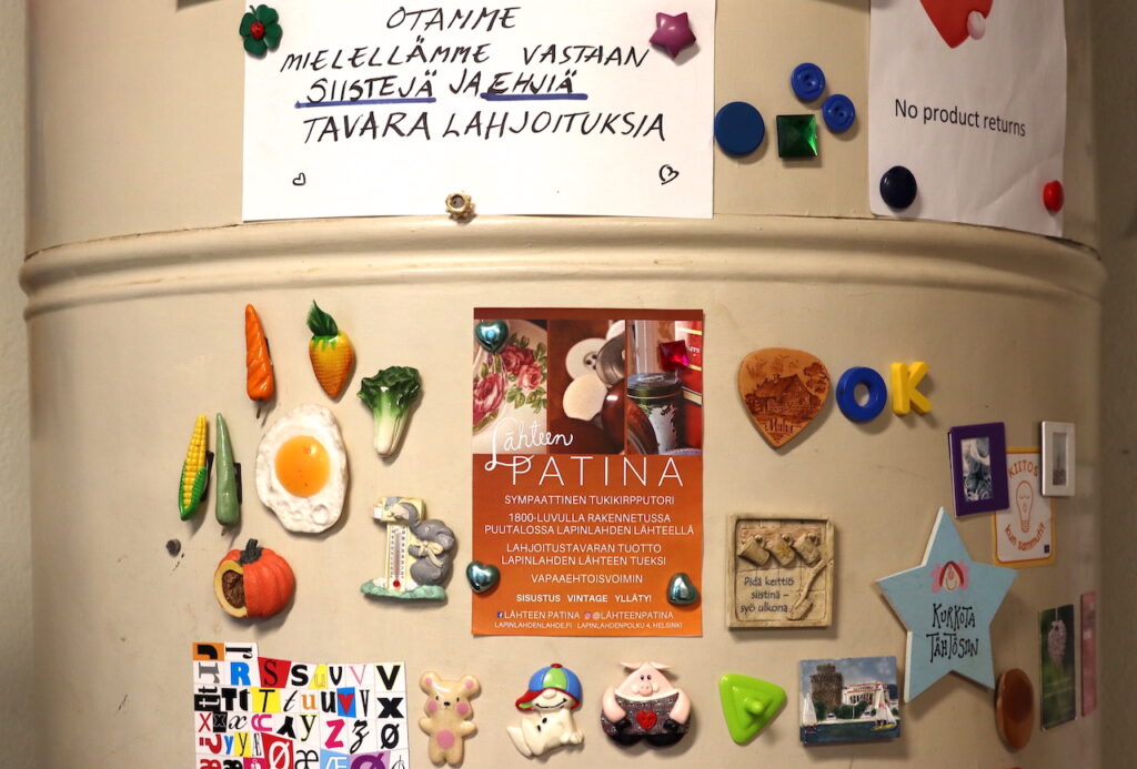 Kuvassa vanha pönttöuuni kirpputori Lähteen Patinassa.