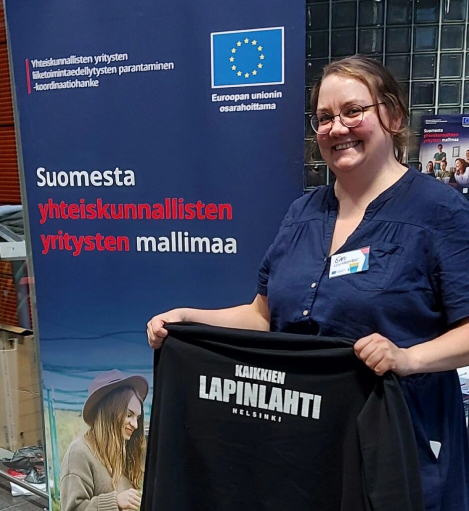 Satu Luukkonen esittelee Kaikkien Lapinlahti -hupparia kameralle