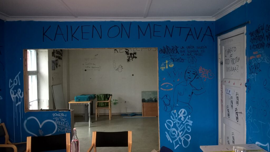 Sinisessä huoneessa graffiteja ja tekstejä seinillä kymmenen vuotta sitten