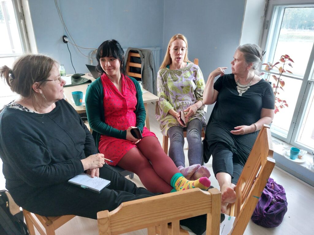 Kuvassa: keskustelemassa Anne Himberg, Siru Valleala, Jennifer Ramirez, Susanna Partio