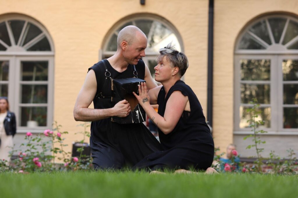 Sovituskoppi-performanssi puutarhapihalla.